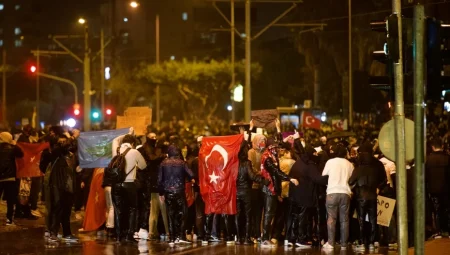 Antalya’da Protestolar Şiddetlendi: TOMA’lı Müdahale, Taşlar Havada Uçuştu